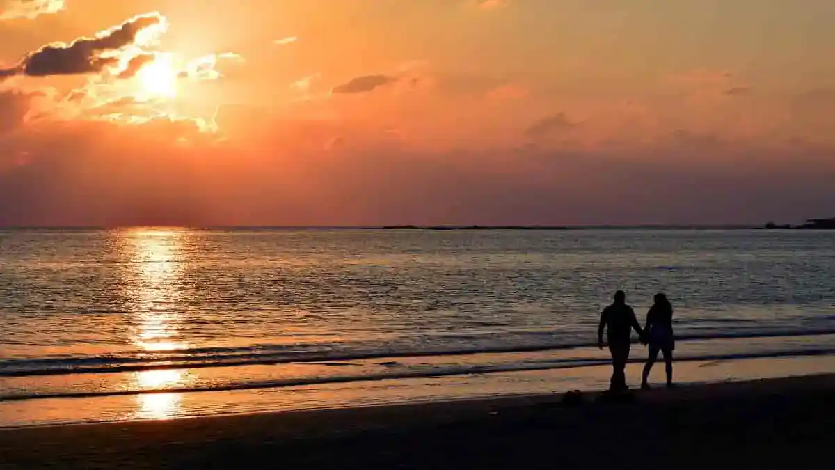 Caminhada na praia: como aproveitar os benefícios nas férias