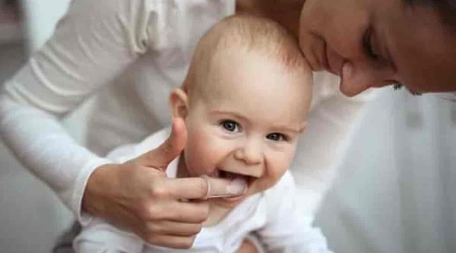 Como fazer a higiene dos primeiros dentinhos do bebê