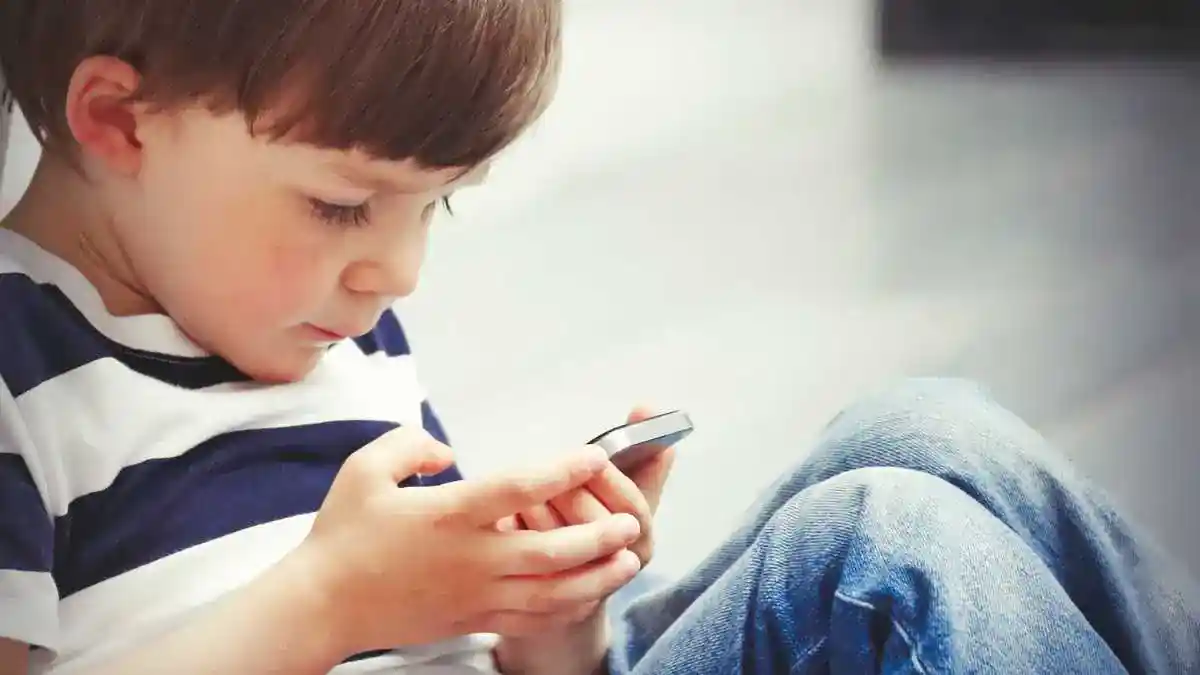 Existe idade certa para dar o primeiro celular ao filho
