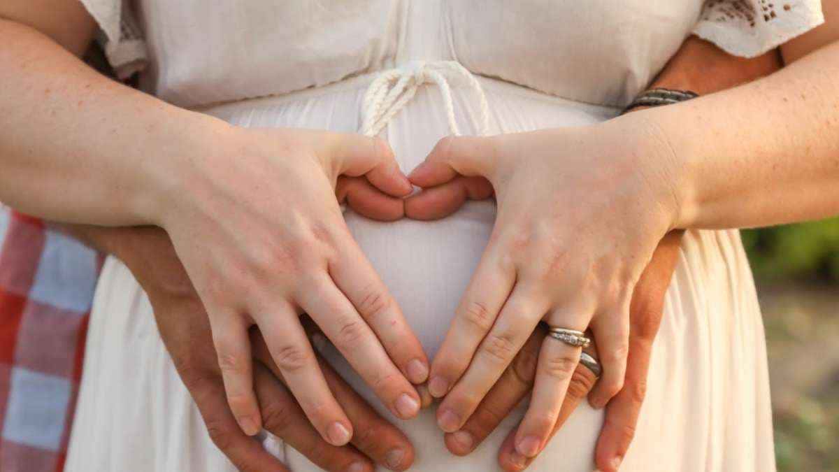 Entendendo as Mudanças no Corpo Durante a Gravidez: Por que Algumas Mulheres Precisam Tirar a Aliança de Casamento