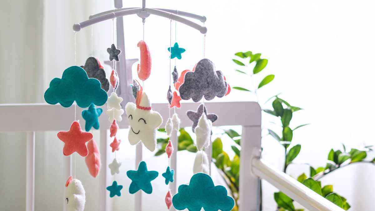 Onde colocar móbile no berço? Posições Seguras e Dicas de Instalação