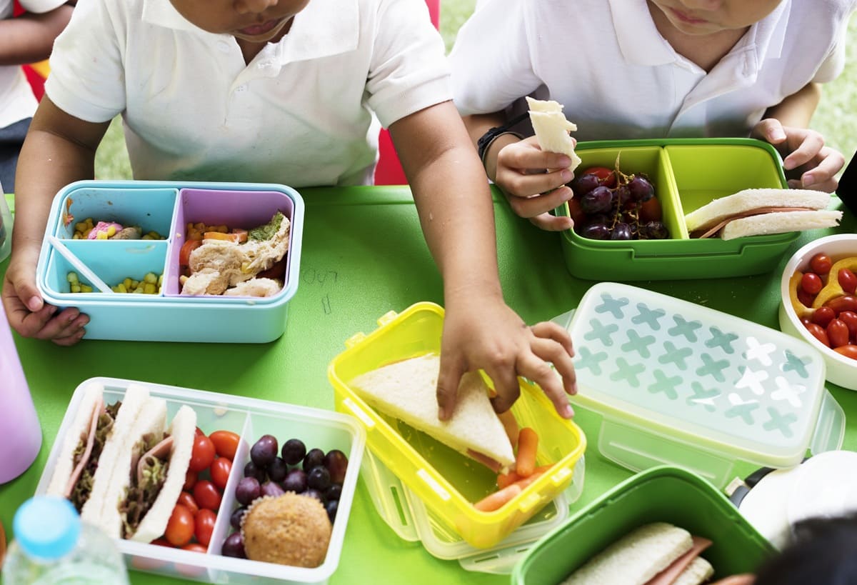 criancas-almocando-na-escola-primaria