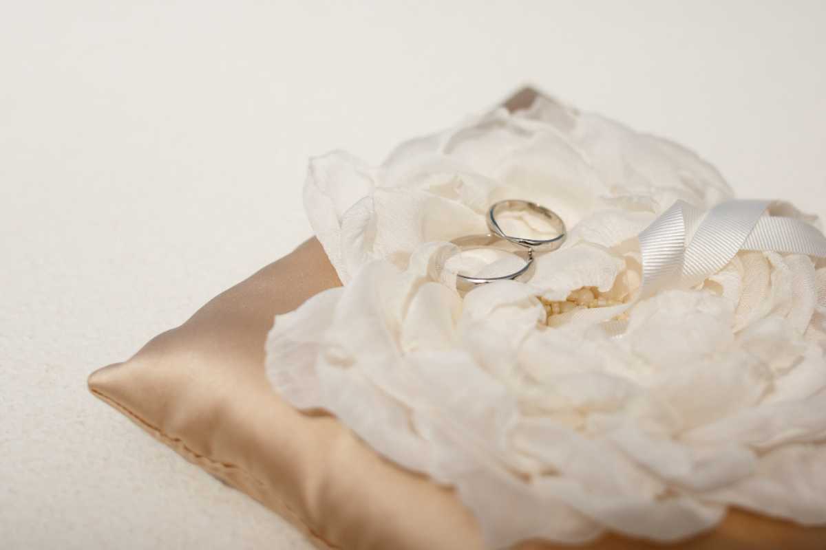 Por que o ouro branco precisa de banho de ródio com o passar do tempo